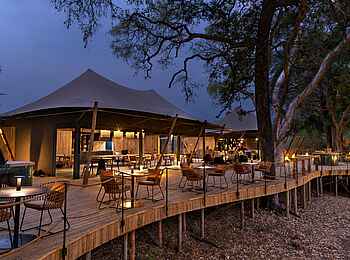 North Island Okavango Safari Camp: Die Terrasse am Abend