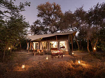 Okavango Explorers Camp: Das Gästezelt am Abend Okavango Explorers Camp: Das Gästezelt am Abend