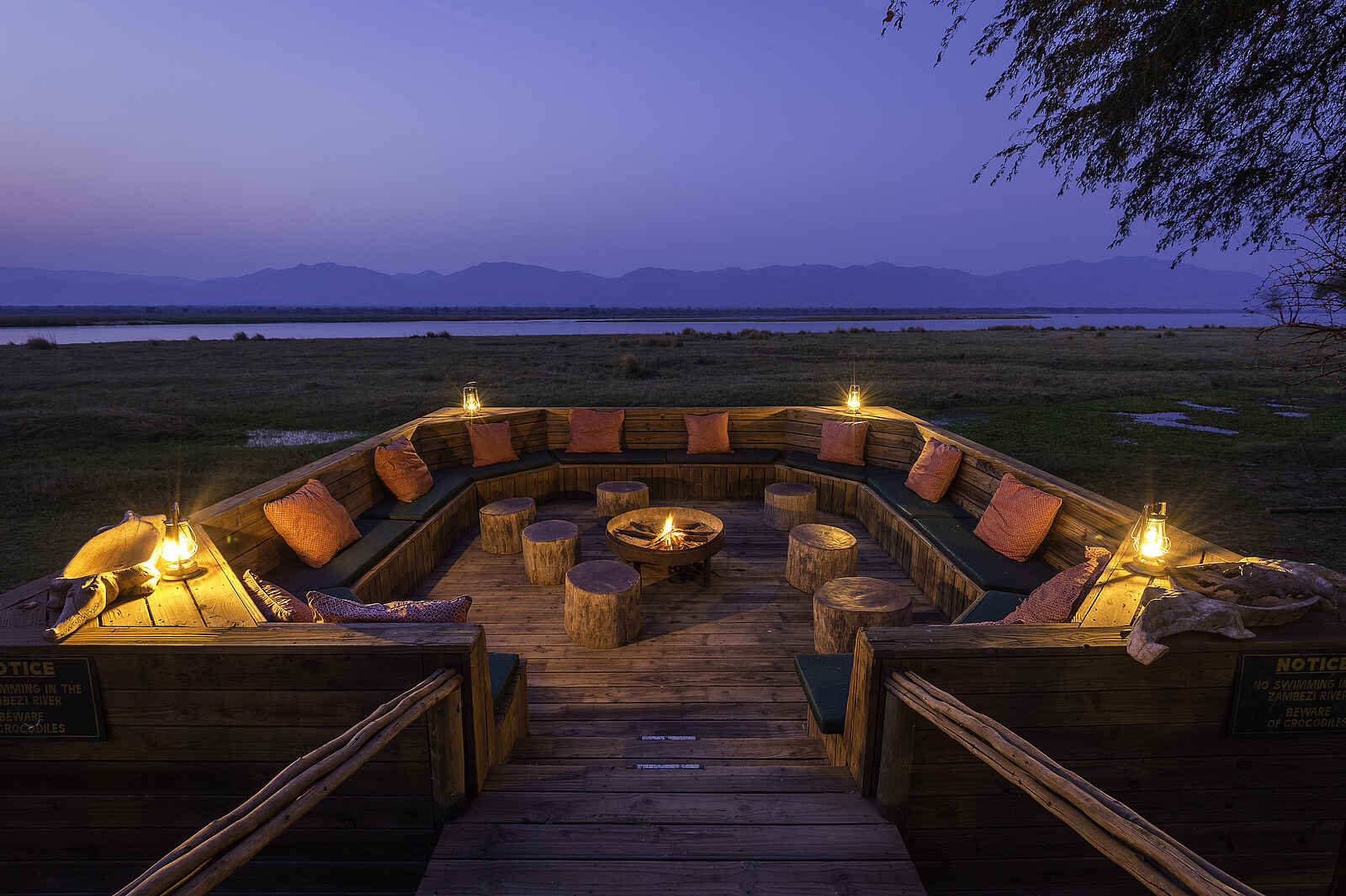 Ruckomechi Camp: Boma am Abend Ruckomechi Camp: Boma am Abend