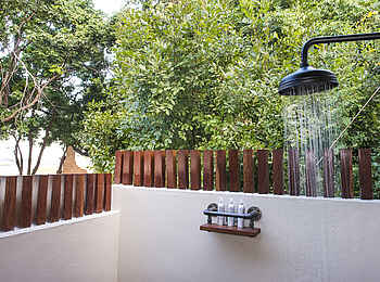 Sausage Tree Camp: Außendusche