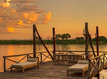 Kanyemba Lodge: Sitz- und Liegemöglichkeiten am Steg mit Ausblick auf den Sambesi Kanyemba Lodge: Sitz- und Liegemöglichkeiten am Steg mit Ausblick auf den Sambesi