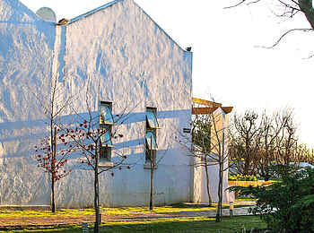 L'Avenir Country Lodge: Blick vom Garten auf ein Teil des Hauses L'Avenir Country Lodge: Blick vom Garten auf ein Teil des Hauses