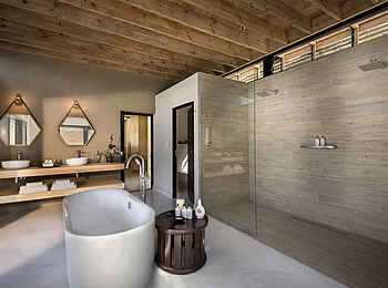 Lion Sands River Lodge: Modernes Badezimmer