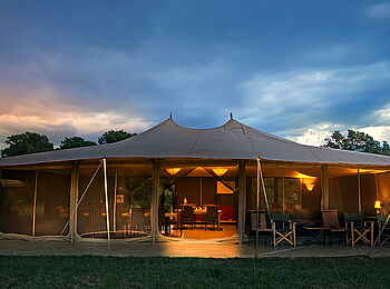 Porini Lion Camp: Essenszelt als sozialer Treffpunkt Porini Lion Camp: Essenszelt als sozialer Treffpunkt