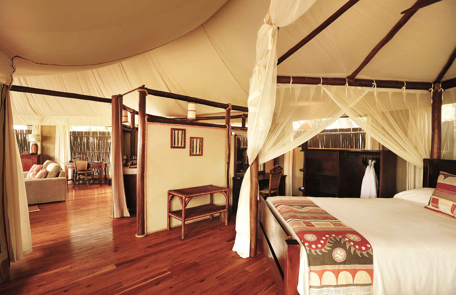 Abenteuer, Abgeschiedenheit, afrikarma, afrikarma.de, Ana Tree Camp, Anabaum, Anabezi, Anabezi Camp, Anabezi Luxury Tented Camp, Chalets, Charles Davy, Charles Davy und Yusuf Zumla, Entspannung, Erholung, Jeki, Kulefu, Leopard, Lower Zambezi, Lower Zambezi National Park, Lower Zambezi Nationalpark, Lusaka, Luxus, Mushika River, Panorama, Sambesi, Sambia, Wildnis, Yusuf Zumla, Zambezi, Zeltchalets, Doppelbett, Gästezelte, Lounge, Moskitonetz, Afrikarma GmbH