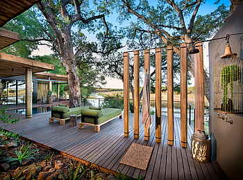 andBeyond Tengile River Lodge: Liegestühle auf dem privaten Deck