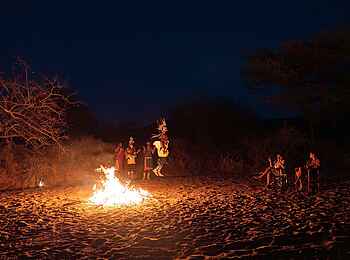 Basecamp Samburu: Am Lagerfeuer Basecamp Samburu: Am Lagerfeuer