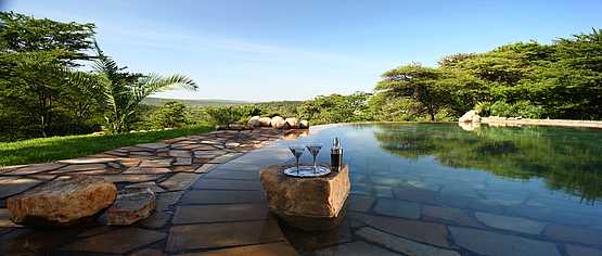 Cottar's 1920s Safari Camp: Cocktail im Pool Cottar's 1920s Safari Camp: Cocktail im Pool