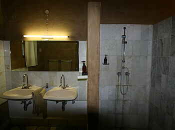 Fort Sesfontein: Die en-suite Bäder verfügen über eine große Dusche