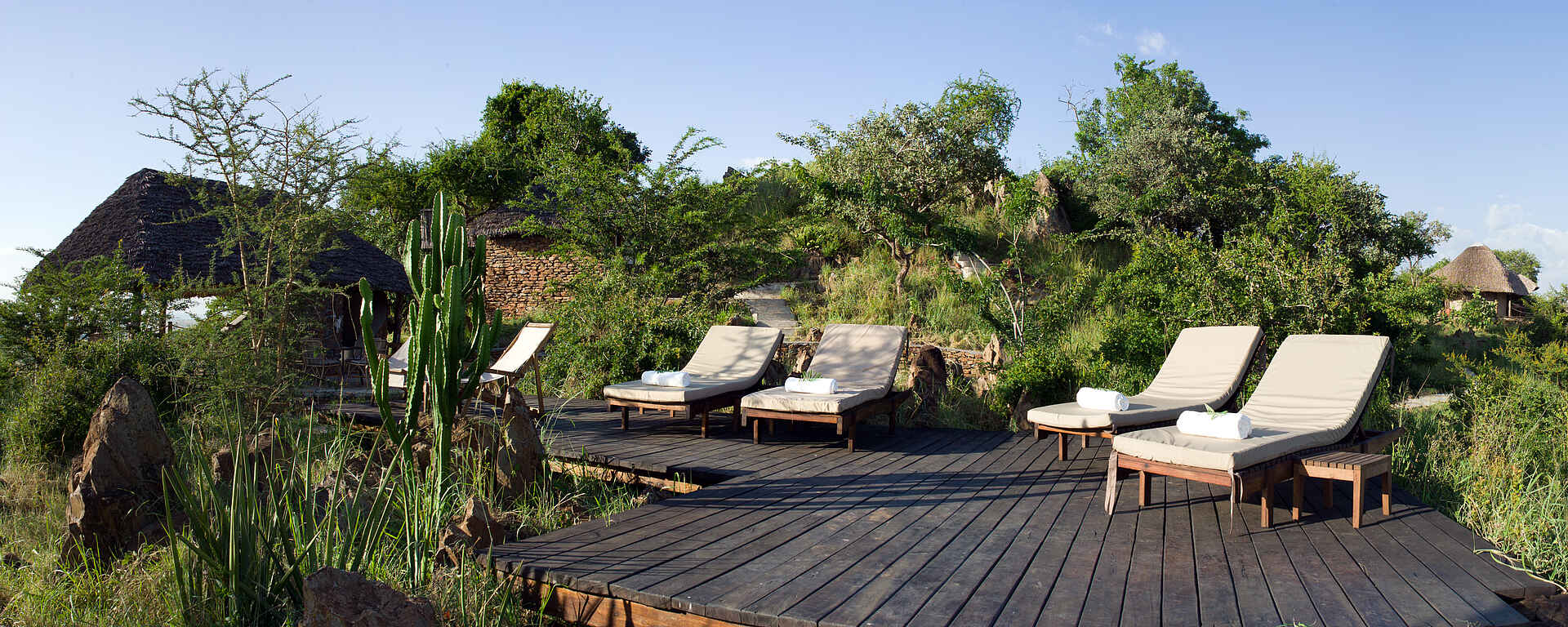 Grumeti Hills Camp, Serengeti, Tanganyika Expeditions, Deck, Liegestuhl, Afrikarma, Afrikarma Safaris, Afrikarma Safaris - Wildnis. Hautnah., Afrikarma.de