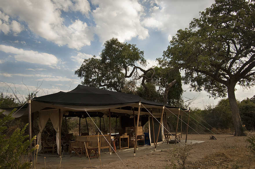 Kigelia Camp: Seitlich geöffnetes Hauptzelt Kigelia Camp: Seitlich geöffnetes Hauptzelt