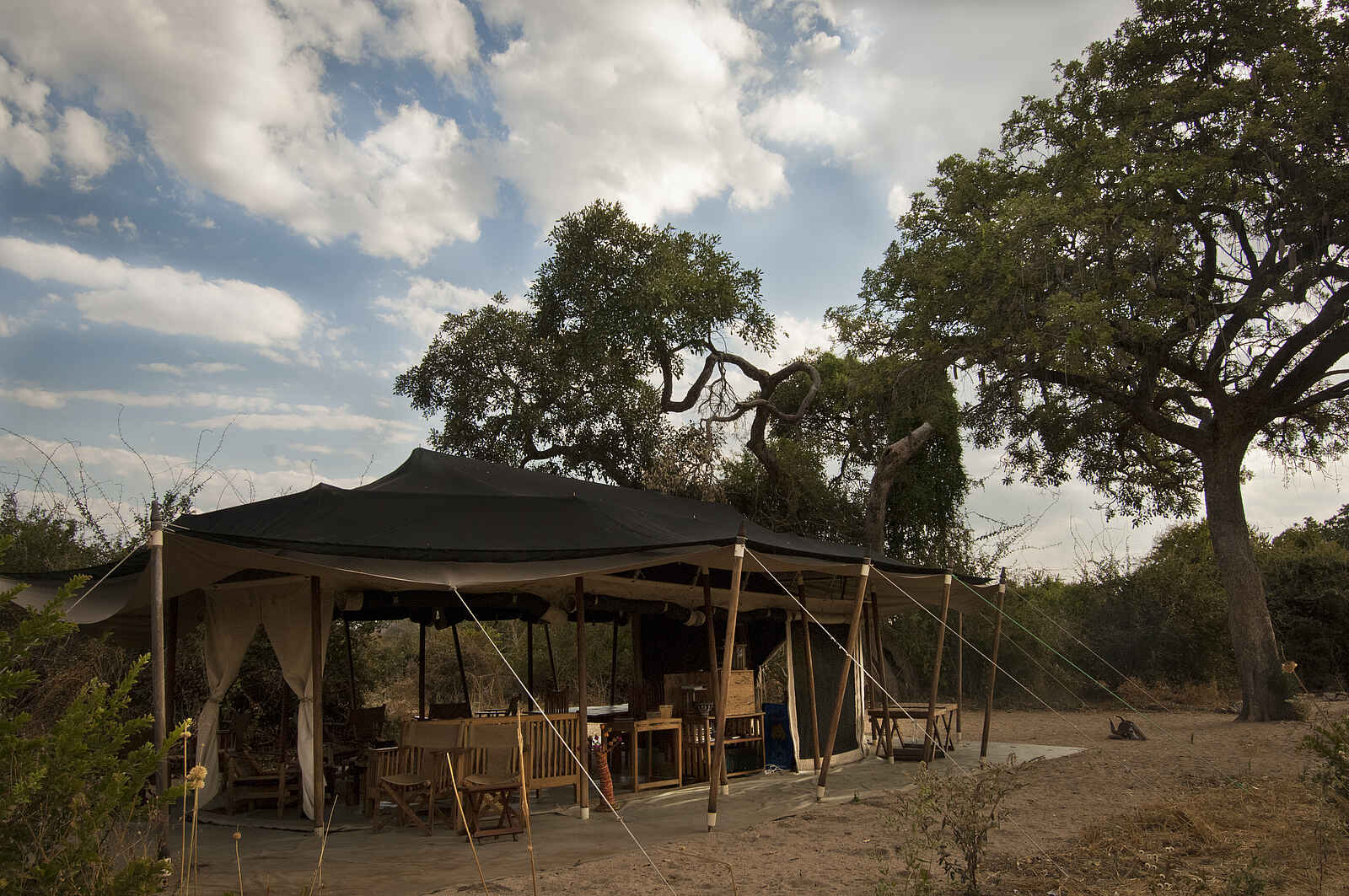 Kigelia Camp: Seitlich geöffnetes Hauptzelt Kigelia Camp: Seitlich geöffnetes Hauptzelt