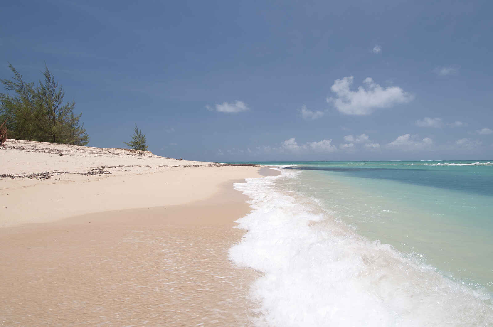 Kinasi Lodge: Feiner Sandstrand Kinasi Lodge: Feiner Sandstrand