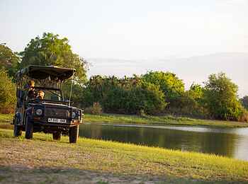 Rufiji River Camp: Safari im Geländewagen Rufiji River Camp: Safari im Geländewagen