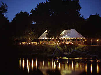 Sausage Tree Camp: Speisezelt bei Nacht