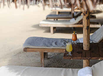 Time + Tide Tsara Komba: Liegen und Sonnenschirme am Strand