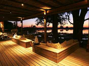Vumbura Plains Camp: Lounge am Abend