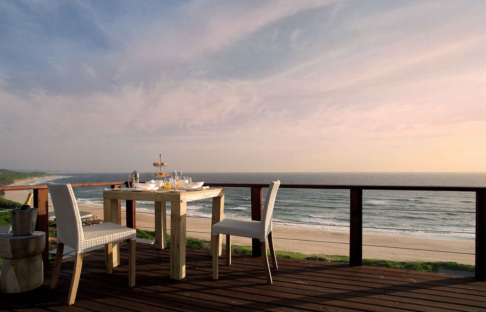 White Pearl Resorts: Tisch für zwei White Pearl Resorts: Tisch für zwei