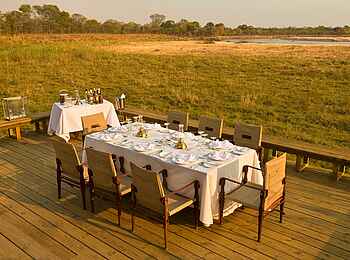 Zungulila Bushcamp: Lunch an den Uferwiesen des Kapamba Zungulila Bushcamp: Lunch an den Uferwiesen des Kapamba