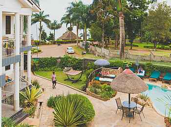 2 Friends Beach Hotel: Swimming Pool mit Liegestühlen