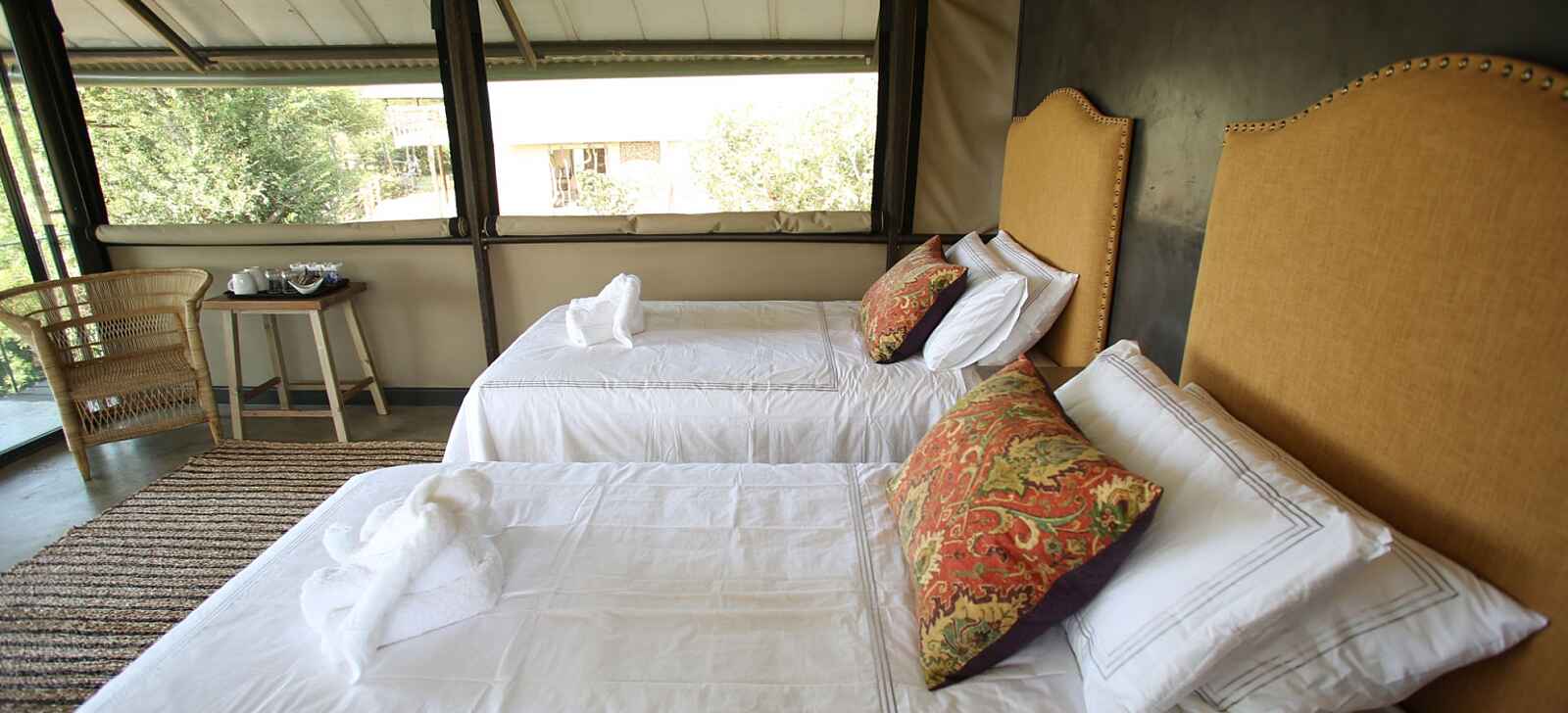 Kavinga Safari Camp: Betten mit Kissen Kavinga Safari Camp: Betten mit Kissen