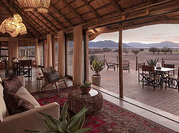 Kwessi Dunes Lodge: Deck vor dem Hauptgebäude