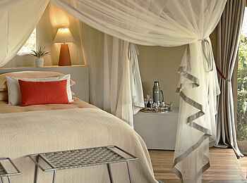 Lion Camp: Bett mit Nachttisch