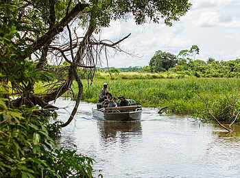 Mboko Camp: Bootsfahrt in einen kleinen Seitenarm