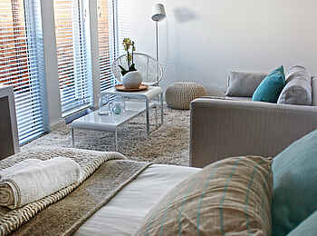 Swakopmund Luxury Suites: Family Suite Bett und Sofa