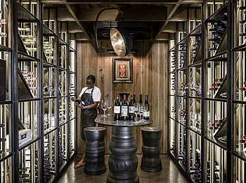 Xigera Safari Lodge: Weinkeller Xigera Safari Lodge: Weinkeller