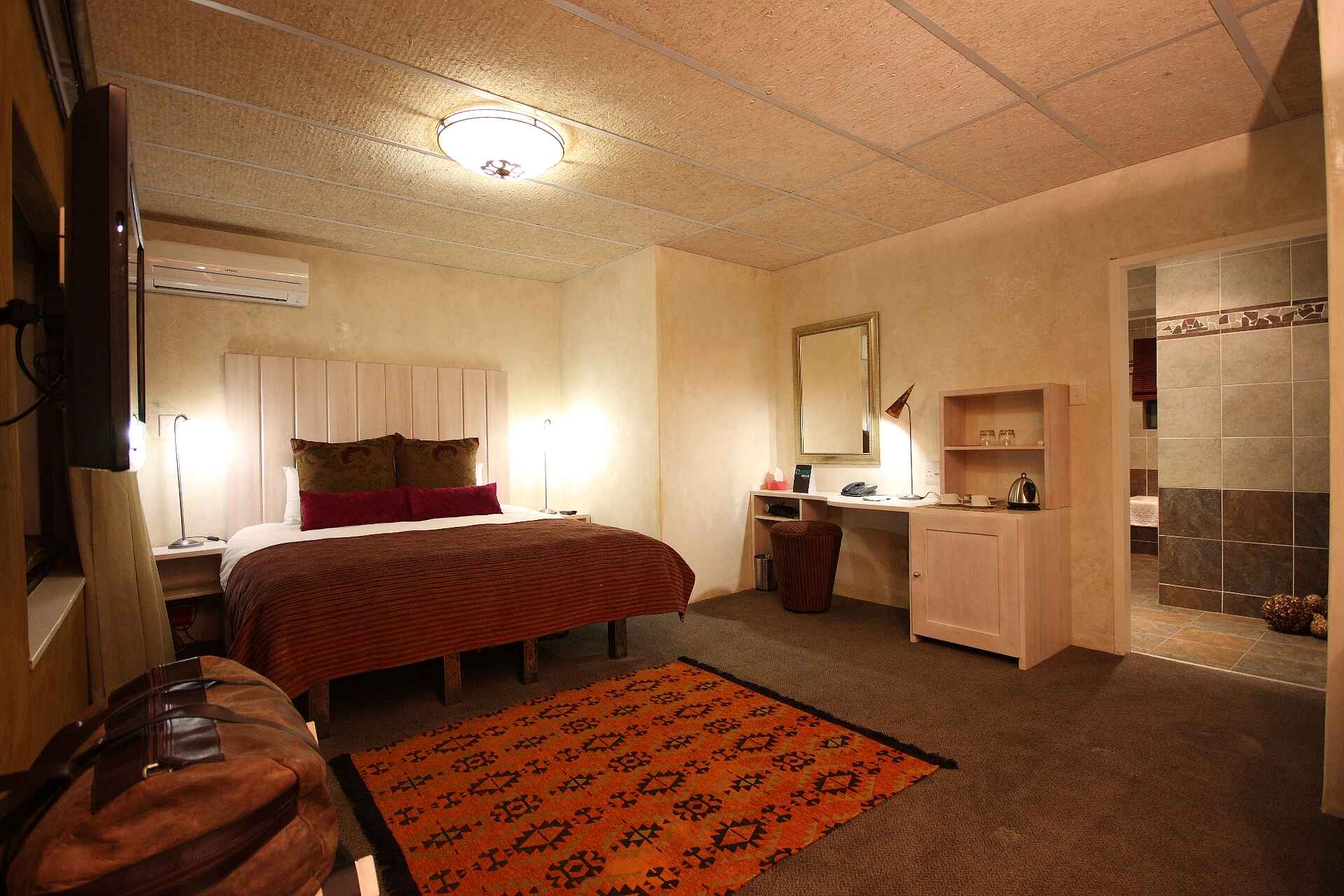 African Anthology, African Rock Hotels, Boutique Hotel, Ensuite-Bad, Gästezimmer, Kempton Park, Suite, Anrichte, Doppelbett, Gästebad, Afrikarma, Afrikarma - Wildnis. Hautnah., Afrikarma Safaris, Afrikarma.de