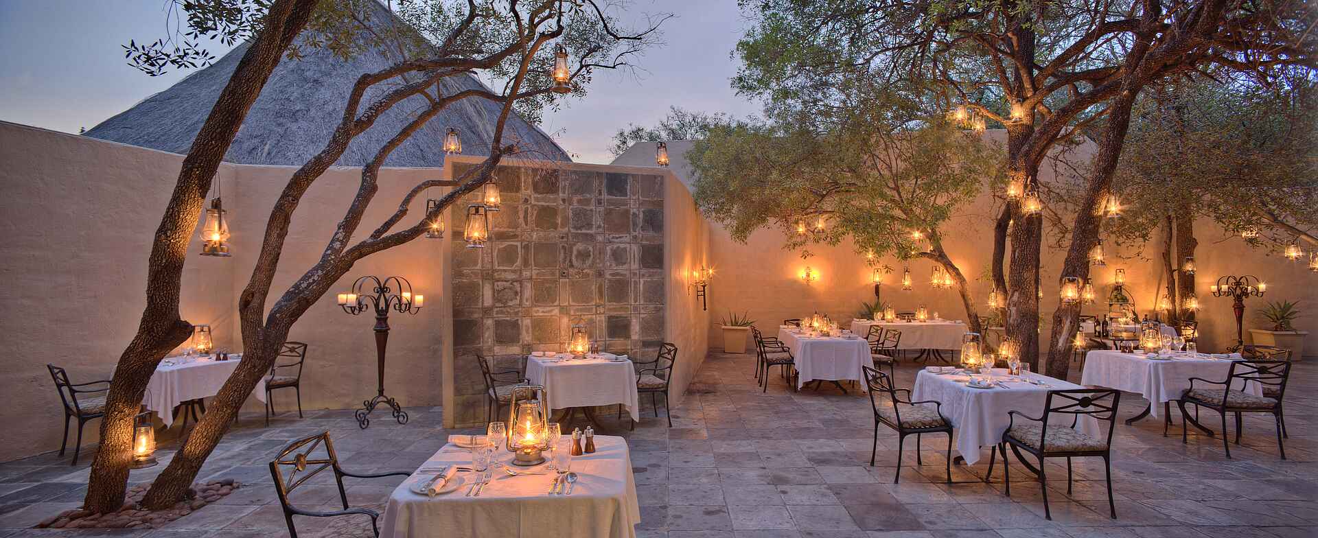 &Beyond, Krüger Nationalpark, Ngala Safari Lodge, Südafrika, Essen, Gedeck, Gelände, Innenhof, Laternen, Lodge, Tisch, Trinken, Vegetation, Afrikarma, Afrikarma Safaris, Afrikarma Safaris - Wildnis. Hautnah., Afrikarma.de