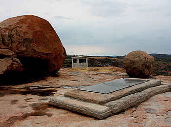 Big Cave Camp: Grab von John Rhodes