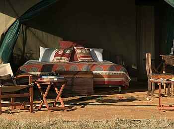 Chaka Camp: Das große Doppelbett in einem Gästezelt