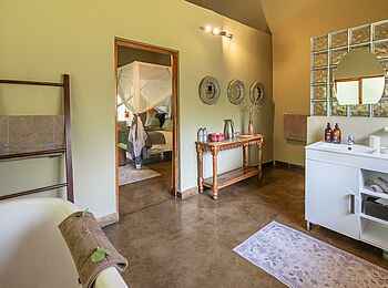 Kambaku Safari Lodge: King Chalet Bad Kambaku Safari Lodge: King Chalet Bad