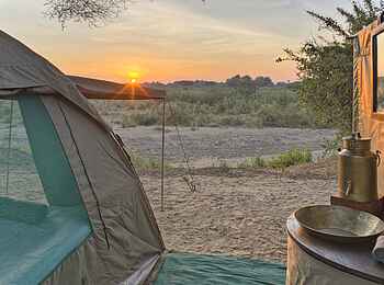 Kichaka Expeditions: Zelt und Waschbecken