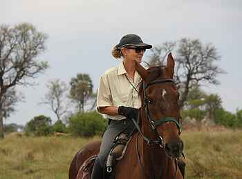 Kujwana Camp: Camp-Besitzerin auf Pferd