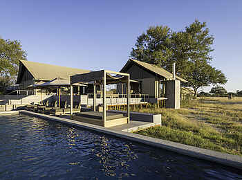 Linkwasha Camp: Hauptgebäude und Pool Linkwasha Camp: Hauptgebäude und Pool