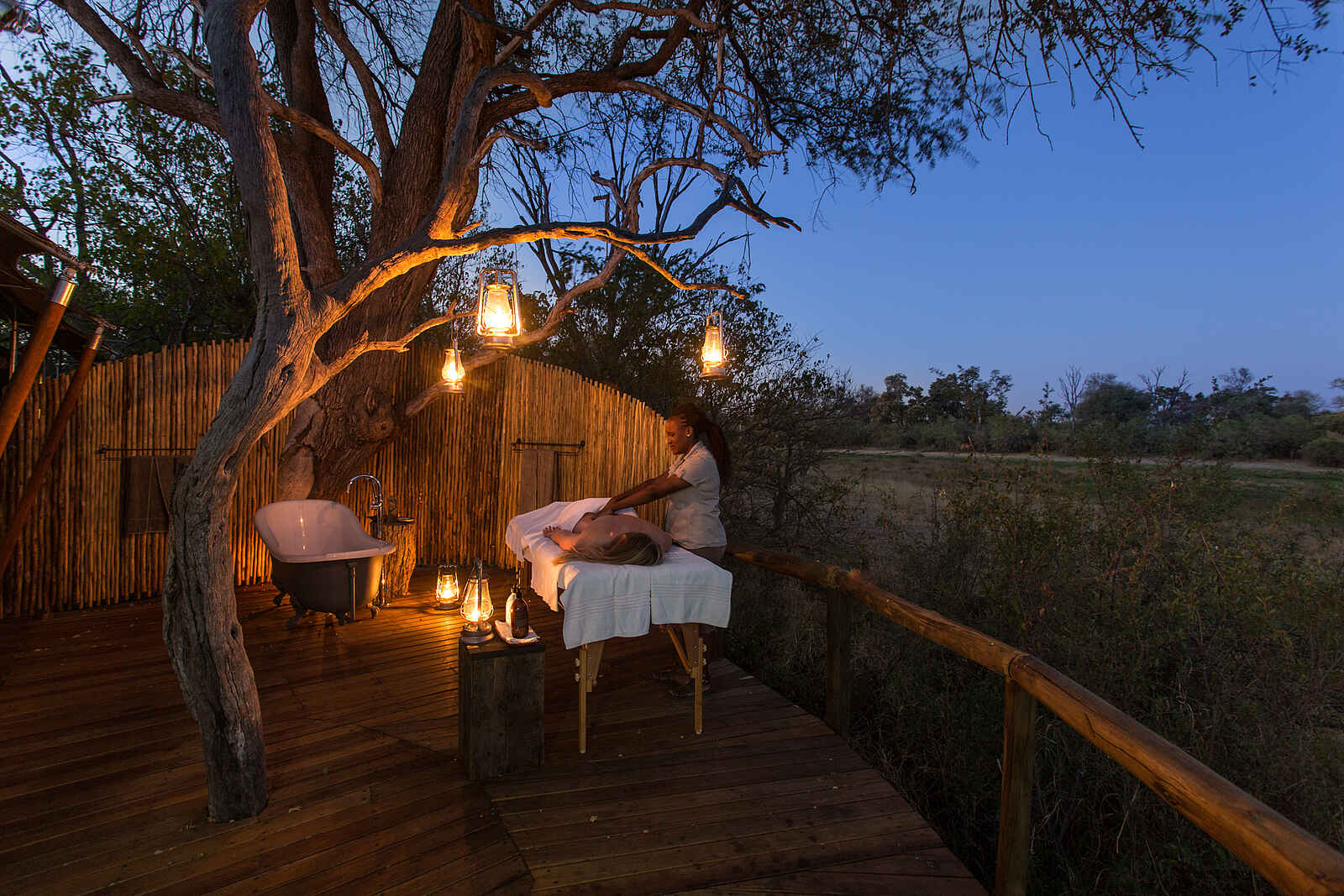 Little Machaba Camp: Großzügige Veranda eines Luxuszeltes mit freistehender Außenbadewanne Little Machaba Camp: Großzügige Veranda eines Luxuszeltes mit freistehender Außenbadewanne
