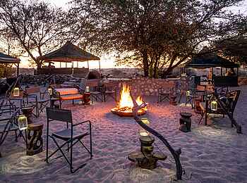 Meno a Kwena Camp: An der Boma Meno a Kwena Camp: An der Boma