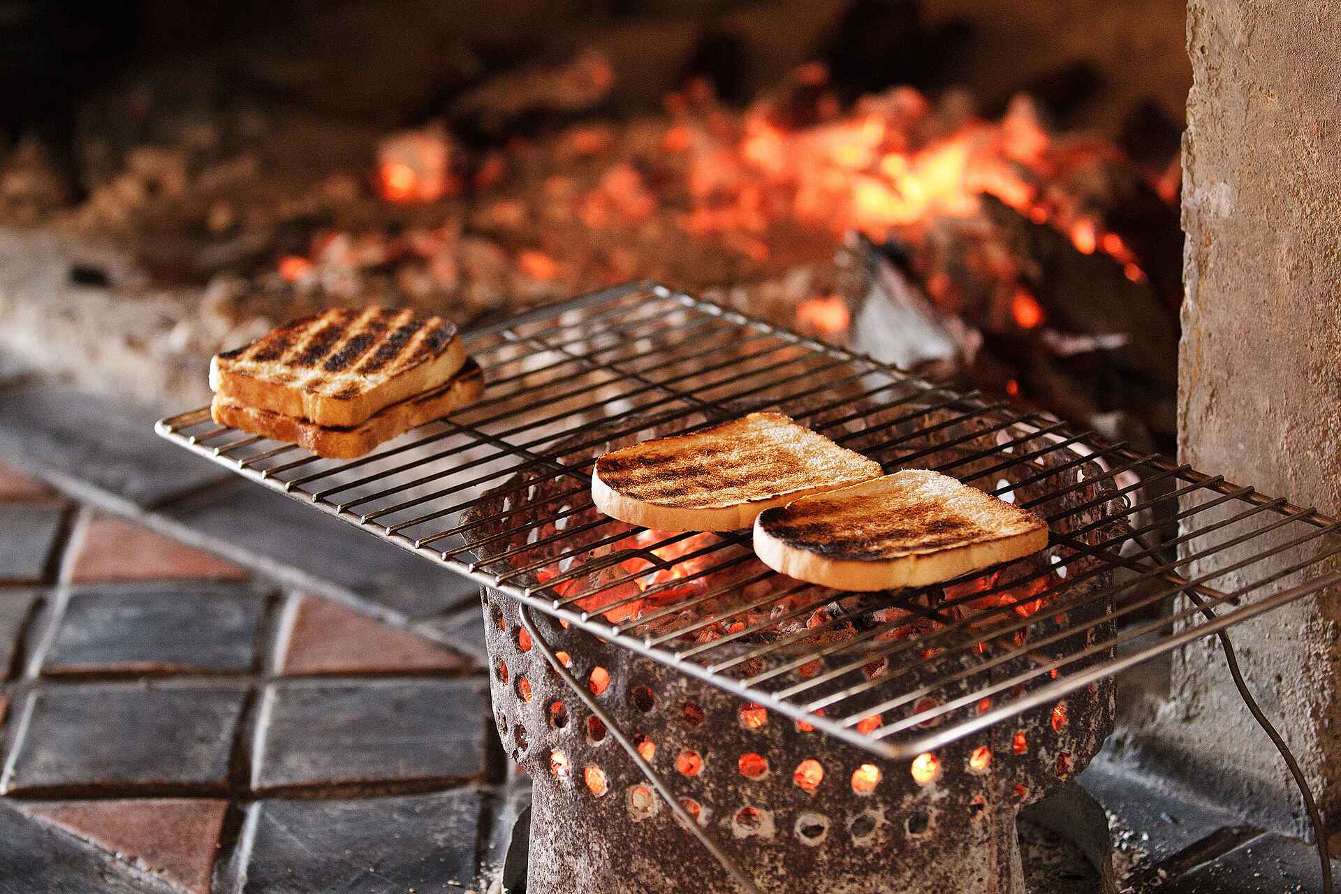 Mfuwe Lodge: Frühstückstoast vom Grill Bushcamp Company, Luangwa River, Luangwa-Tal, Mfuwe Lodge, Paul Allen, Sambia, South Luangwa National Park, Walking Safari, Frühstück, Grill, Toast, Afrikarma, Afrikarma Safaris, Afrikarma.de