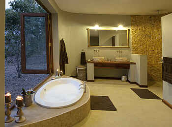 Mkulumadzi Lodge: Gästebad mit Wanne und Waschtisch
