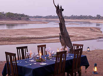 Nsefu Camp: Dinner am Fluss
