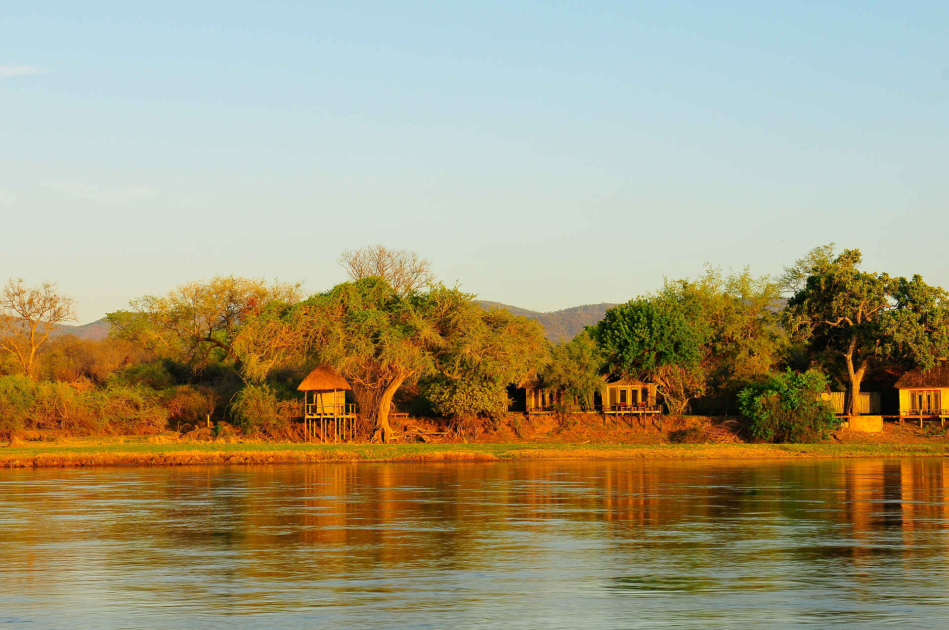 Hochzeitsreise, Lower Zambezi, Lower Zambezi National Park, Luxus, Royal Zambezi Lodge, Sambesi, Sambesital, Gesamtansicht, Hauptgebäude, Lodge, Morgenlicht, Afrikarma, Afrikarma Safaris, Afrikarma Safaris - Wildnis. Hautnah., Afrikarma.de