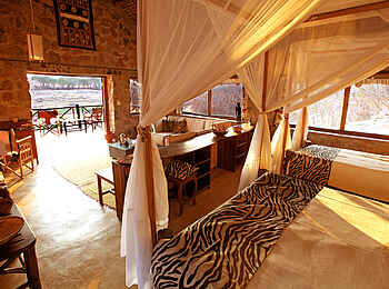 Ruaha River Lodge: Im Inneren eines Gästechalets Ruaha River Lodge: Im Inneren eines Gästechalets