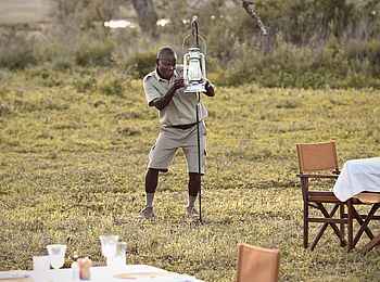 Serengeti under Canvas: Vorbereitung für ein Dinner im Freien Serengeti under Canvas: Vorbereitung für ein Dinner im Freien