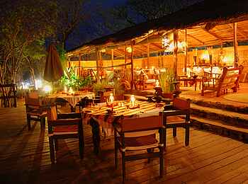 Taita Falcon Lodge: Abendliche Lounge Taita Falcon Lodge: Abendliche Lounge