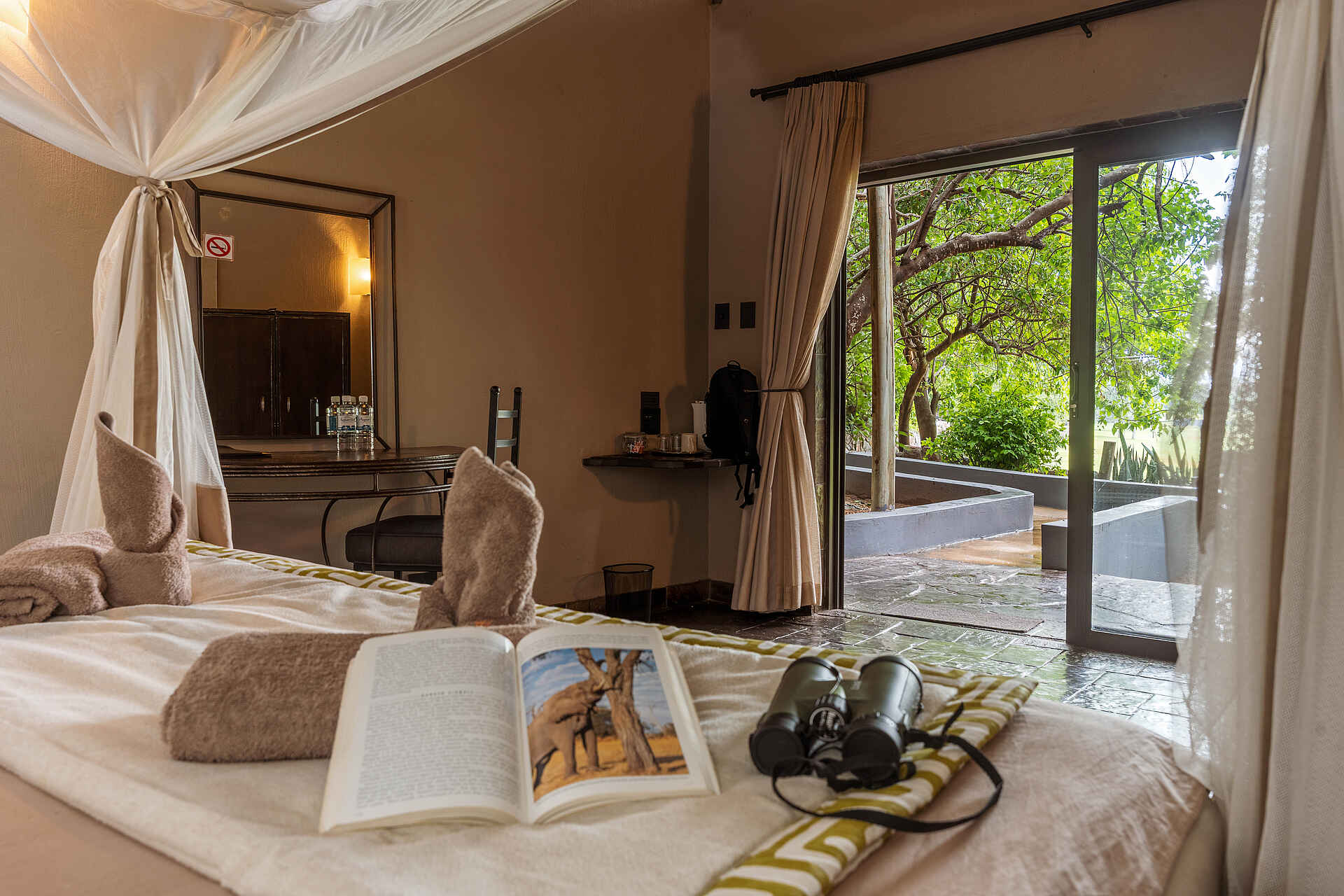 Thamalakane River Lodge: Blick nach draußen vom Bett Thamalakane River Lodge: Blick nach draußen vom Bett