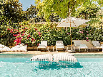 The Last Word Constantia Boutique Hotel: Liegen am Pool The Last Word Constantia Boutique Hotel: Liegen am Pool
