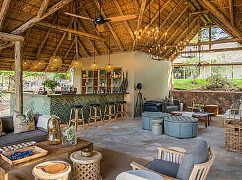 Thornybush Game Lodge: Bar mit Lounge Thornybush Game Lodge: Bar mit Lounge